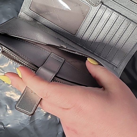 Micheal Kors Silver wristlet - Picture 6 of 7